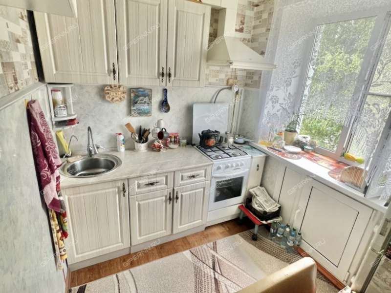 четырёхкомнатная квартира в 2-м микрорайоне дом 23а город Кстово