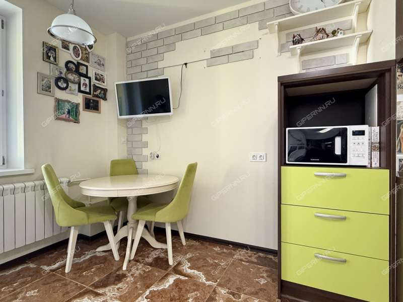 трёхкомнатная квартира на бульваре 60-летия Октября дом 25 к2