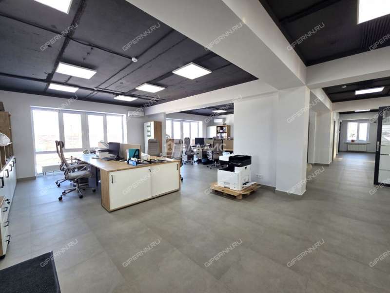 здание под офис, торговую площадь на улице Ларина