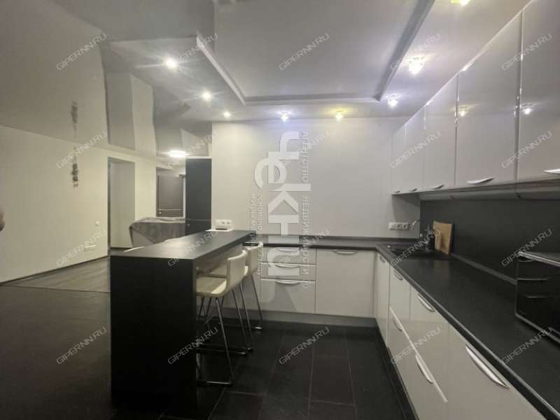 пятикомнатная квартира на улице Красных Зорь дом 22