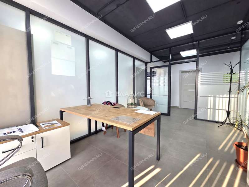 здание под офис, торговую площадь на улице Ларина