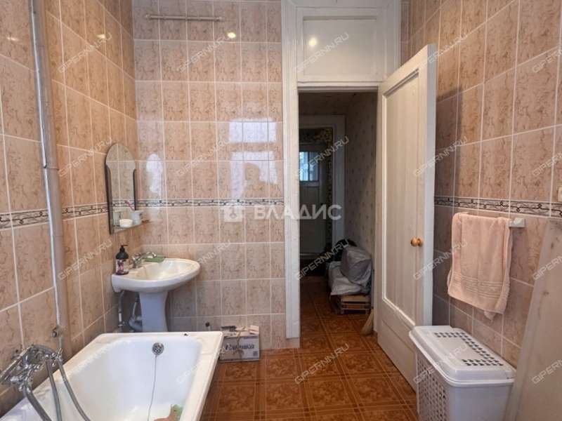 трёхкомнатная квартира на улице Страж Революции дом 6/3