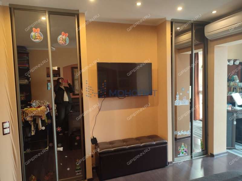 трёхкомнатная квартира на улице Александра Хохлова дом 1