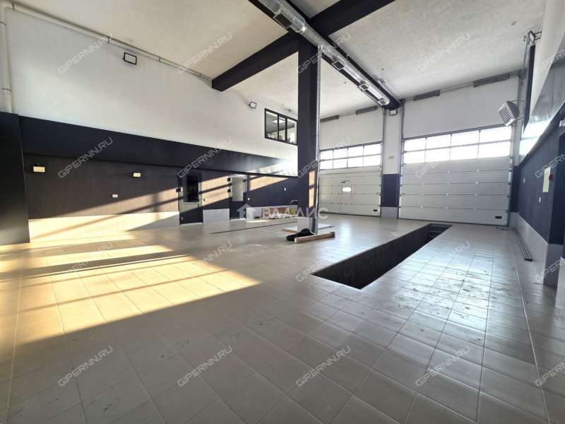 здание под офис, торговую площадь на улице Ларина